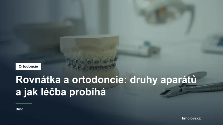Fixní rovnátka na modelu zubů a ortodontické nástroje
