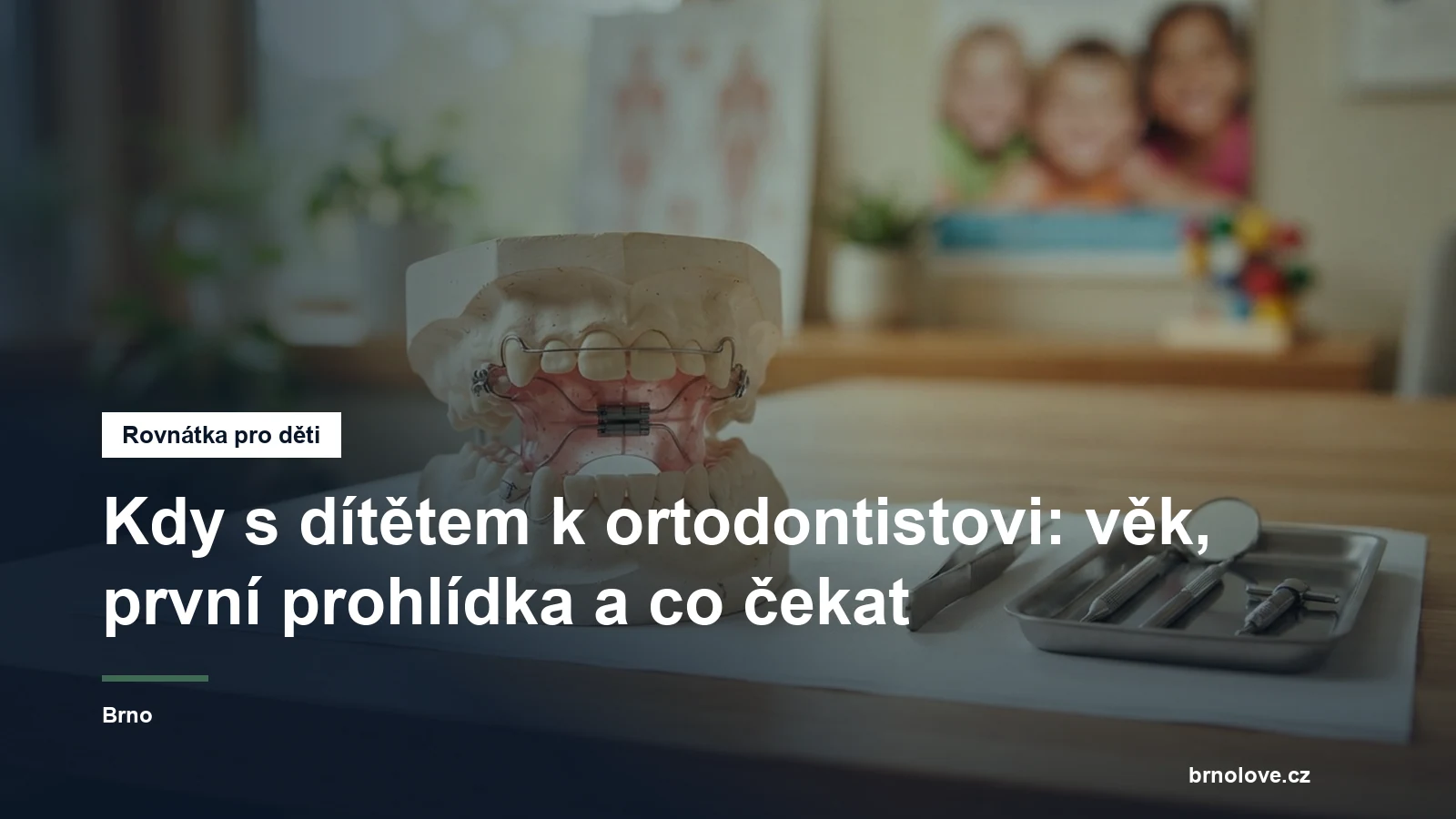 Model dětského chrupu se snímacím rovnátkem a ortodontické nástroje