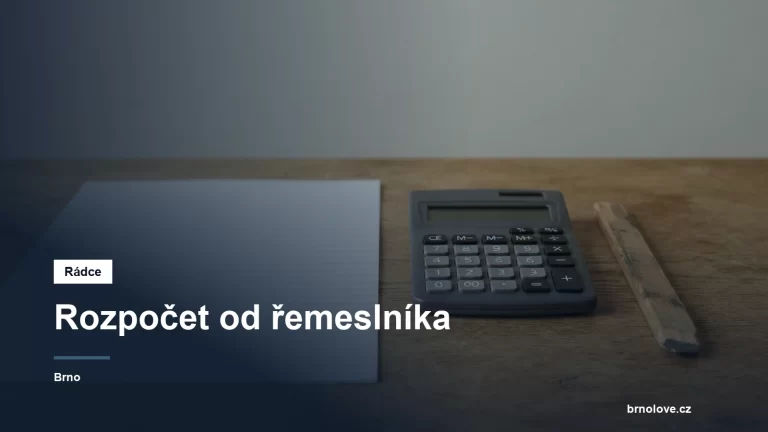 Prázdný formulář s tabulkou, tužka a kalkulačka
