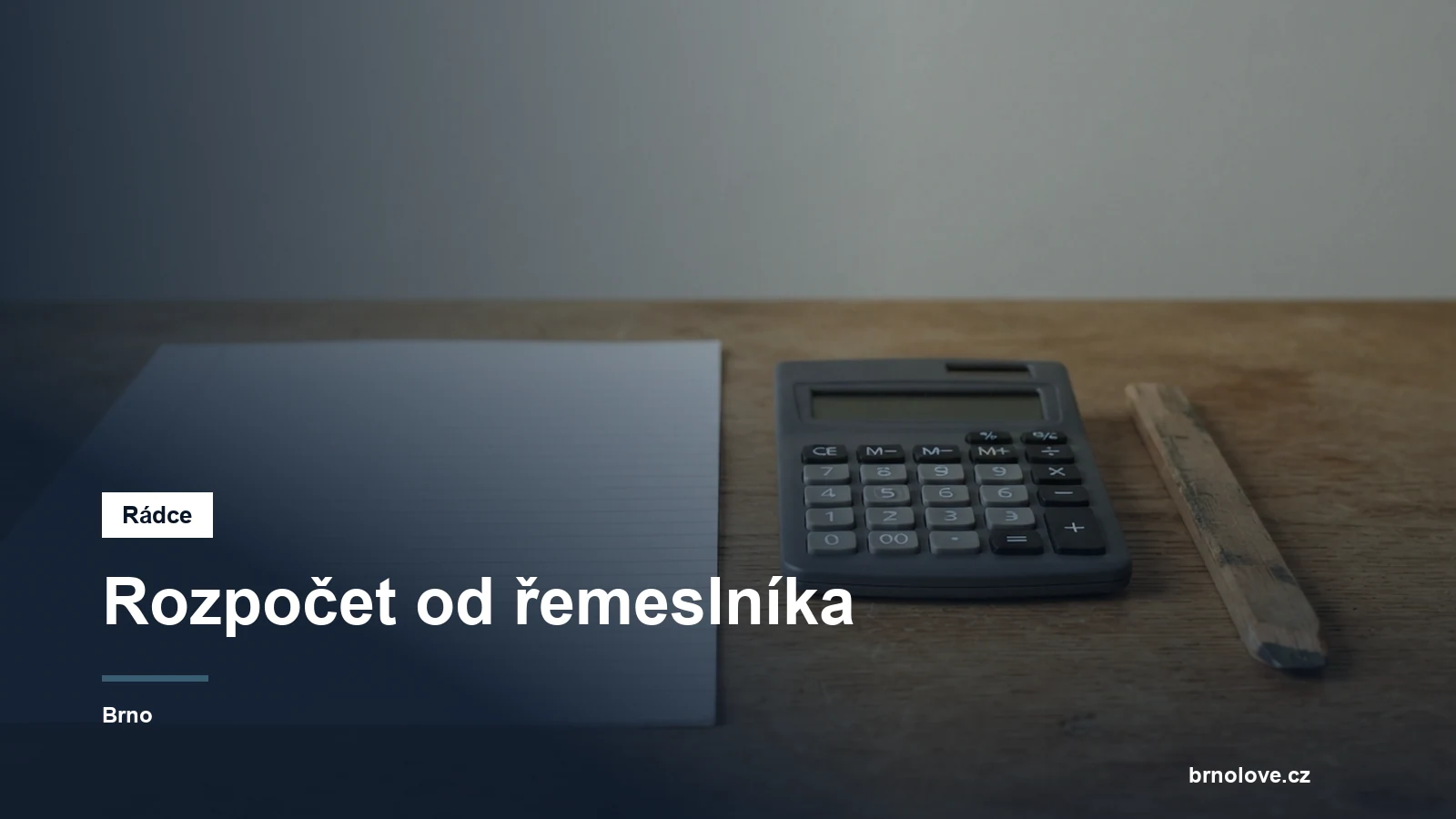 Prázdný formulář s tabulkou, tužka a kalkulačka