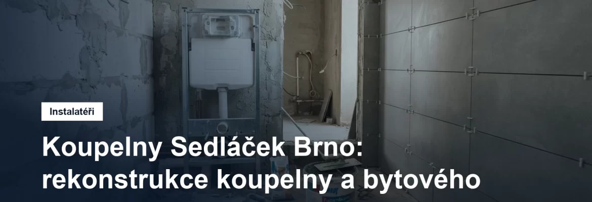 Nově obložená malá koupelna v paneláku během rekonstrukce, vodováha a křížky na obklady opřené o kbelík