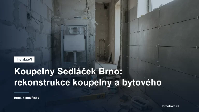 Nově obložená malá koupelna v paneláku během rekonstrukce, vodováha a křížky na obklady opřené o kbelík