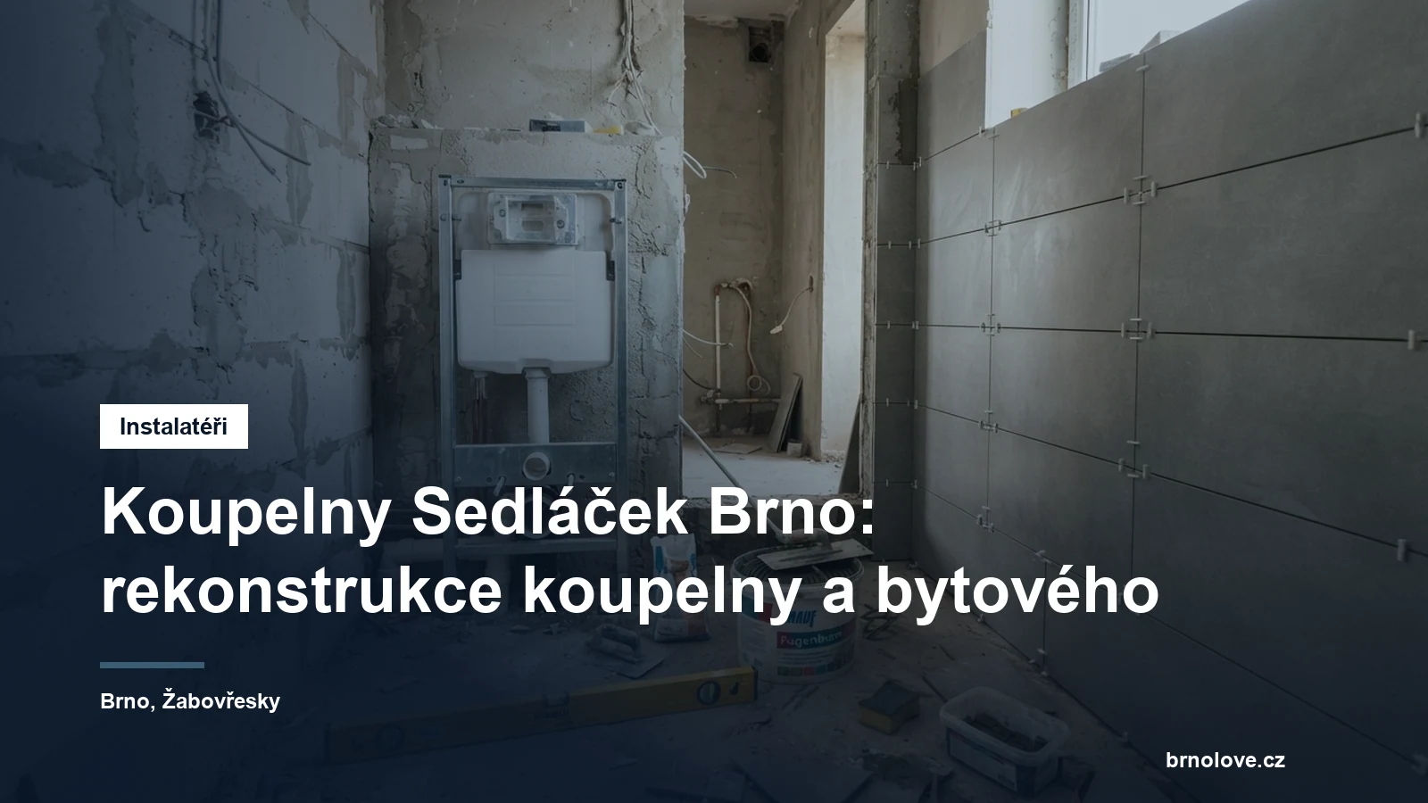 Nově obložená malá koupelna v paneláku během rekonstrukce, vodováha a křížky na obklady opřené o kbelík