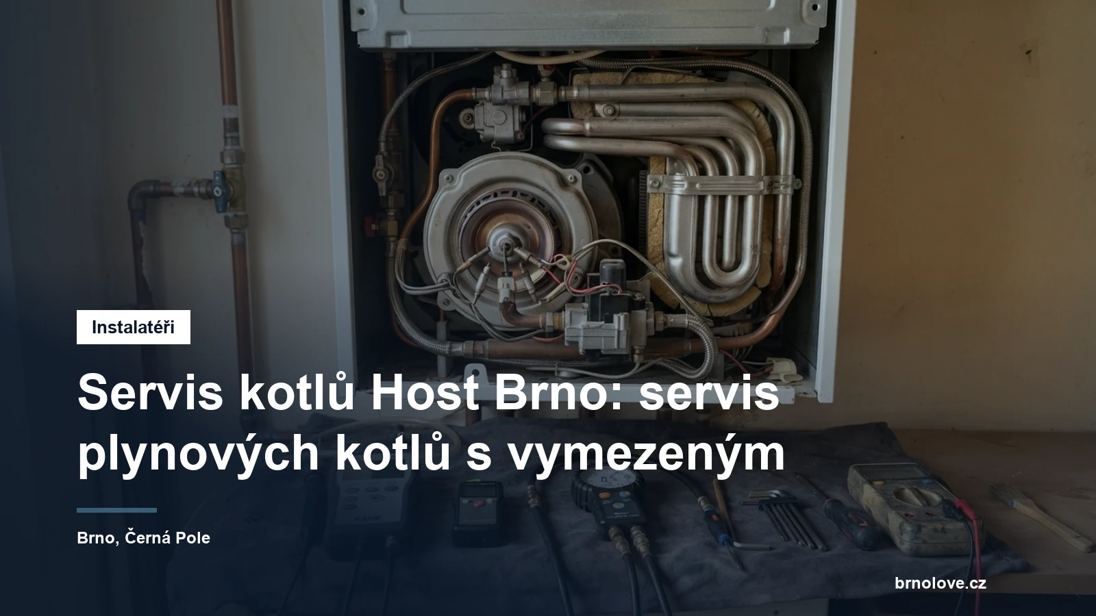Detail otevřeného plynového kondenzačního kotle s hořákem a výměníkem během servisní prohlídky