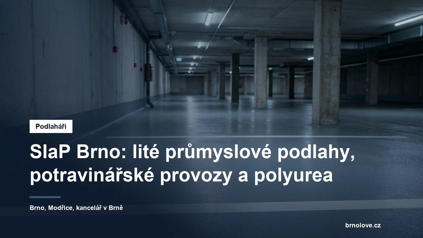 Čerstvě nalitá epoxidová podlaha v podzemních garážích, na povrchu je vidět protiskluzový posyp a vytažený sokl u stěny