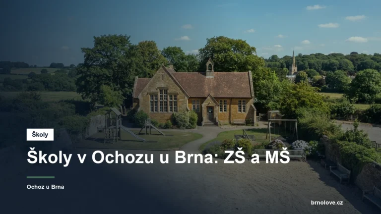 Budova školy se školním dvorem