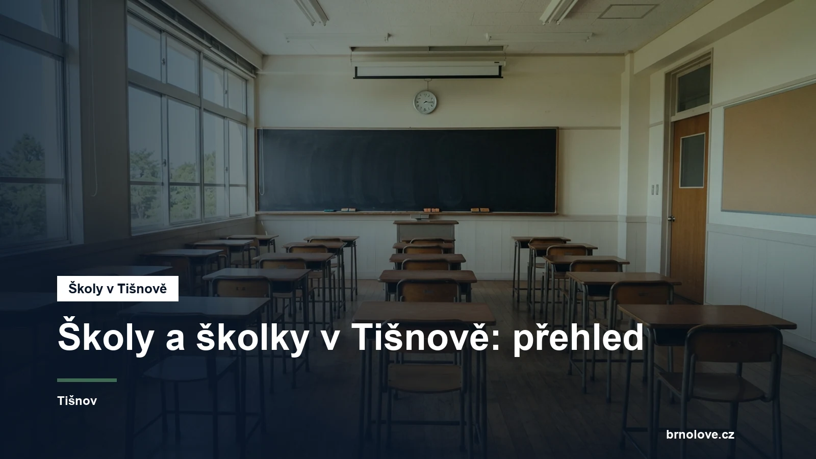 Školní třída s lavicemi a tabulí