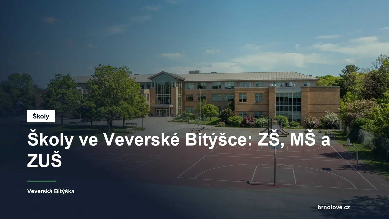 Budova školy se školním dvorem