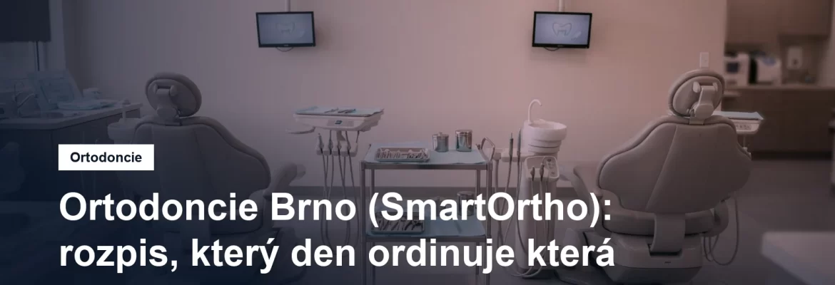 Dvě zubařská křesla v malé ortodontické ambulanci s nástrojovým stolkem mezi nimi