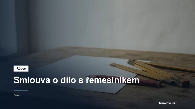 Prázdný list papíru a tužka na pracovním stole