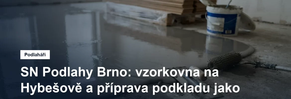 Čerstvě vylitá samonivelační stěrka na betonovém podkladu, u zdi ježkový válec, hladítko a složená dubová prkna