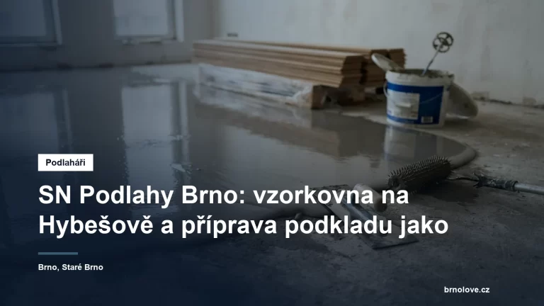 Čerstvě vylitá samonivelační stěrka na betonovém podkladu, u zdi ježkový válec, hladítko a složená dubová prkna
