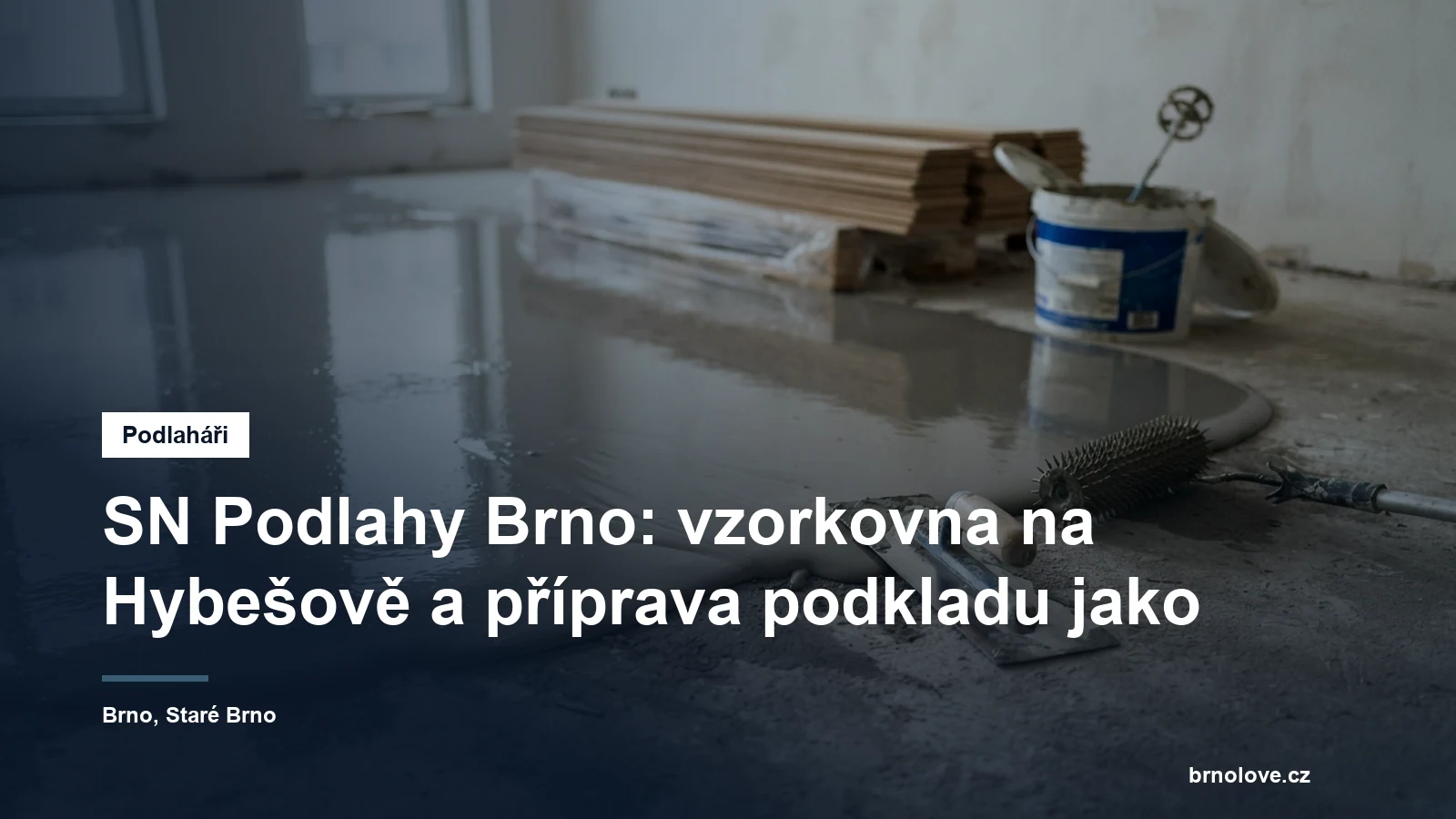 Čerstvě vylitá samonivelační stěrka na betonovém podkladu, u zdi ježkový válec, hladítko a složená dubová prkna