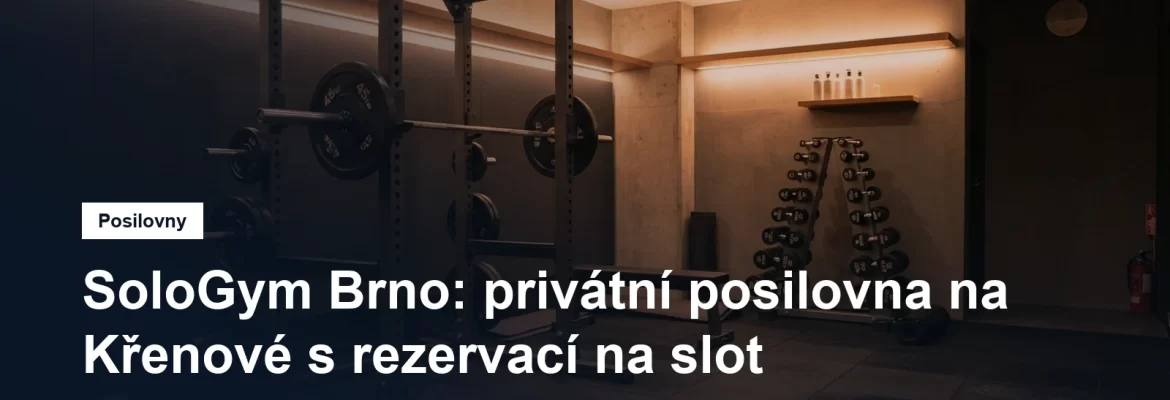 Malá privátní posilovna s dřepovací klecí, činkovou osou a stojanem jednoruček, prázdný prostor bez lidí