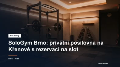 Malá privátní posilovna s dřepovací klecí, činkovou osou a stojanem jednoruček, prázdný prostor bez lidí