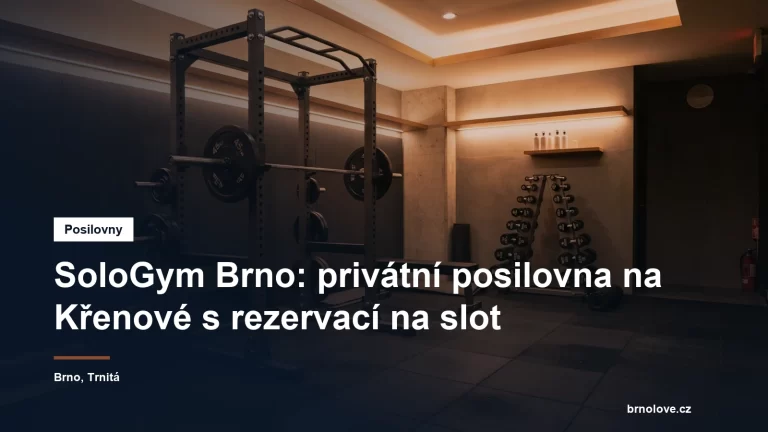 Malá privátní posilovna s dřepovací klecí, činkovou osou a stojanem jednoruček, prázdný prostor bez lidí