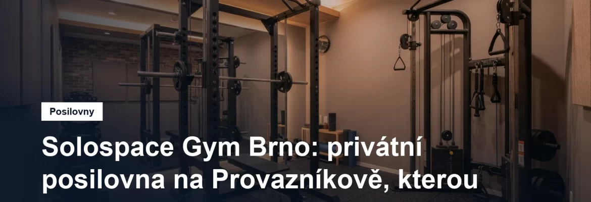 Malá privátní posilovna se silovou klecí, kladkovým strojem a gumovou podlahou