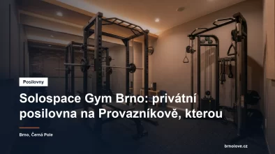 Malá privátní posilovna se silovou klecí, kladkovým strojem a gumovou podlahou