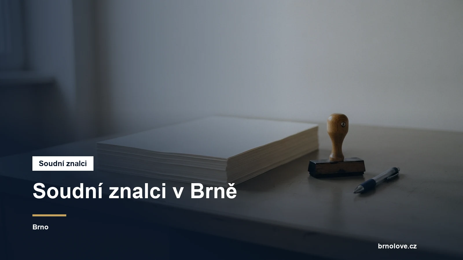 Měřicí pásmo a poznámkový blok na stole