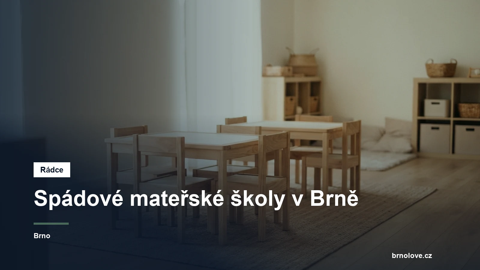 Prázdná herna se stolečky a židličkami