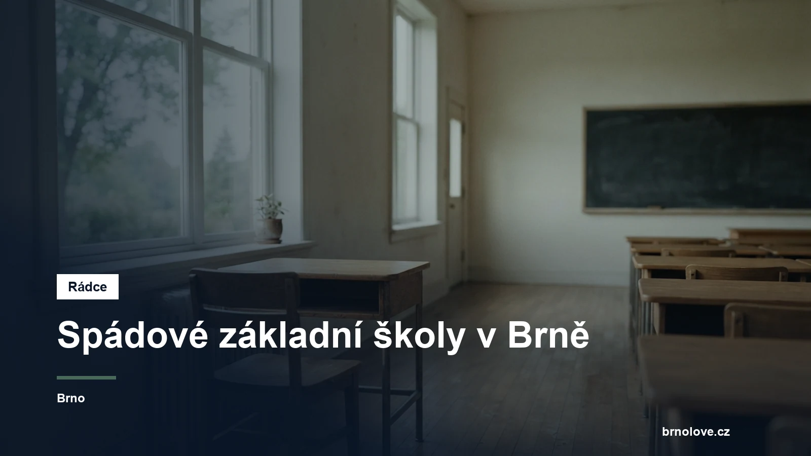 Prázdná školní lavice u okna