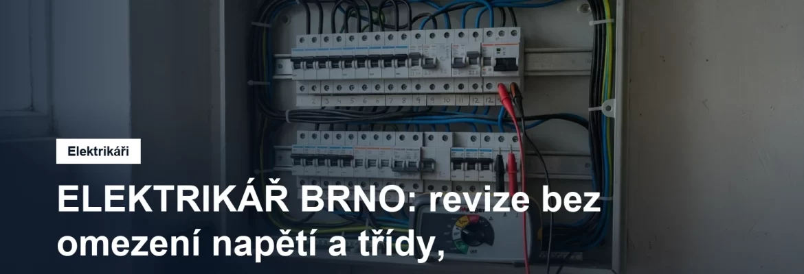 Elektrikář s měřicím přístrojem u otevřeného bytového rozvaděče při revizi elektroinstalace