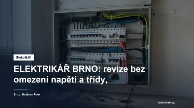 Elektrikář s měřicím přístrojem u otevřeného bytového rozvaděče při revizi elektroinstalace