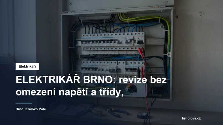 Elektrikář s měřicím přístrojem u otevřeného bytového rozvaděče při revizi elektroinstalace