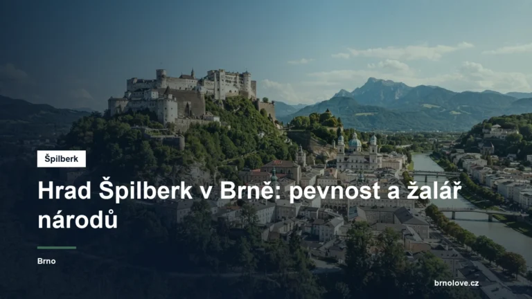Barokní pevnost na kopci nad městem