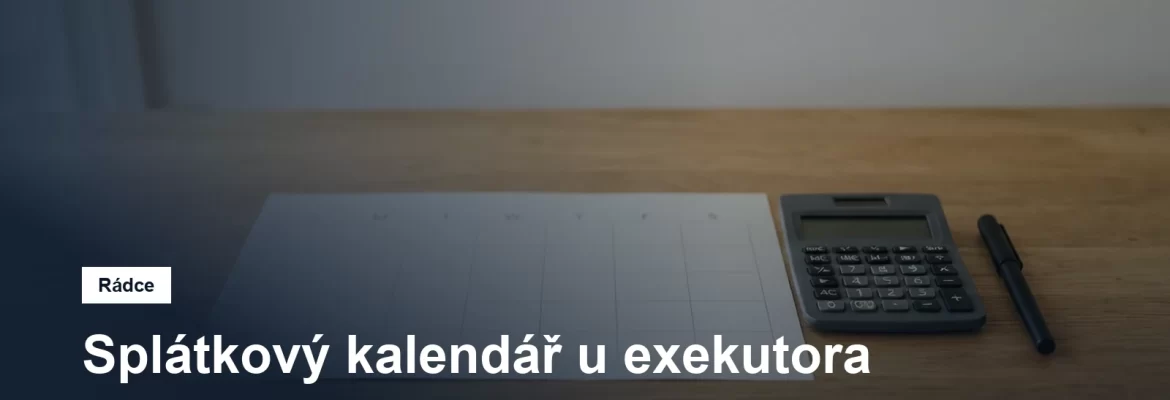 Kalendář a kalkulačka na stole