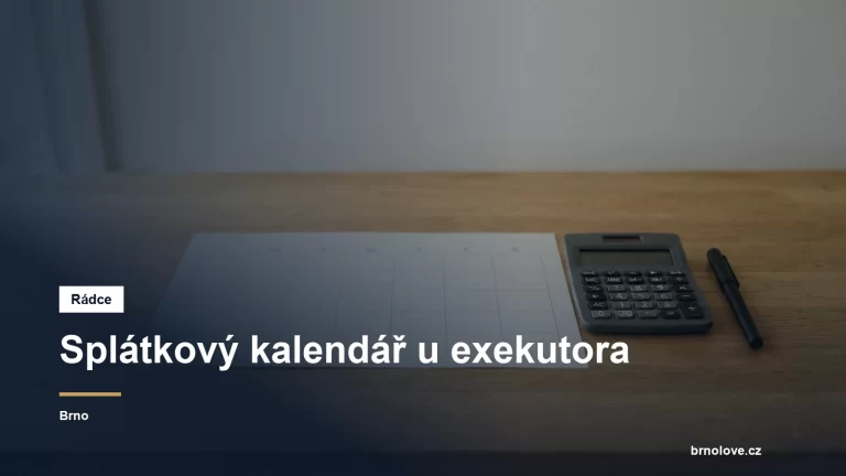 Kalendář a kalkulačka na stole