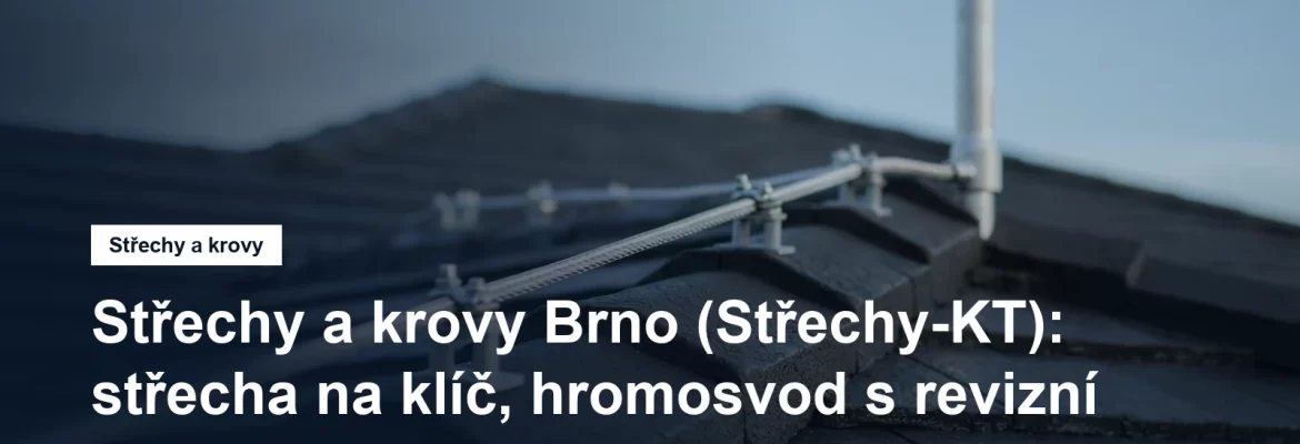 Hromosvodový drát se svorkou vedený po hřebeni nové střechy a stažený k jímací tyči, pod ním čerstvá krytina