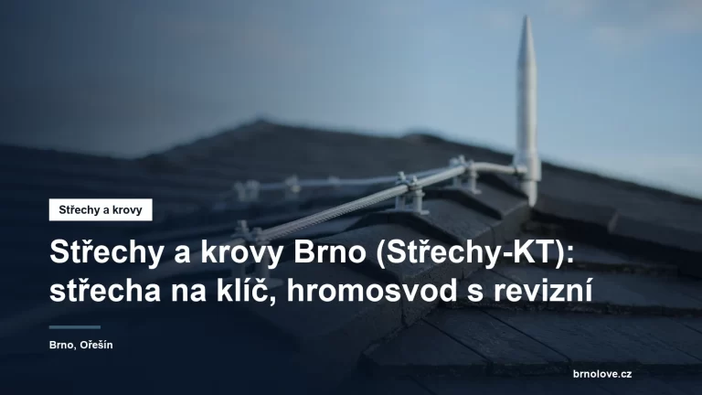 Hromosvodový drát se svorkou vedený po hřebeni nové střechy a stažený k jímací tyči, pod ním čerstvá krytina