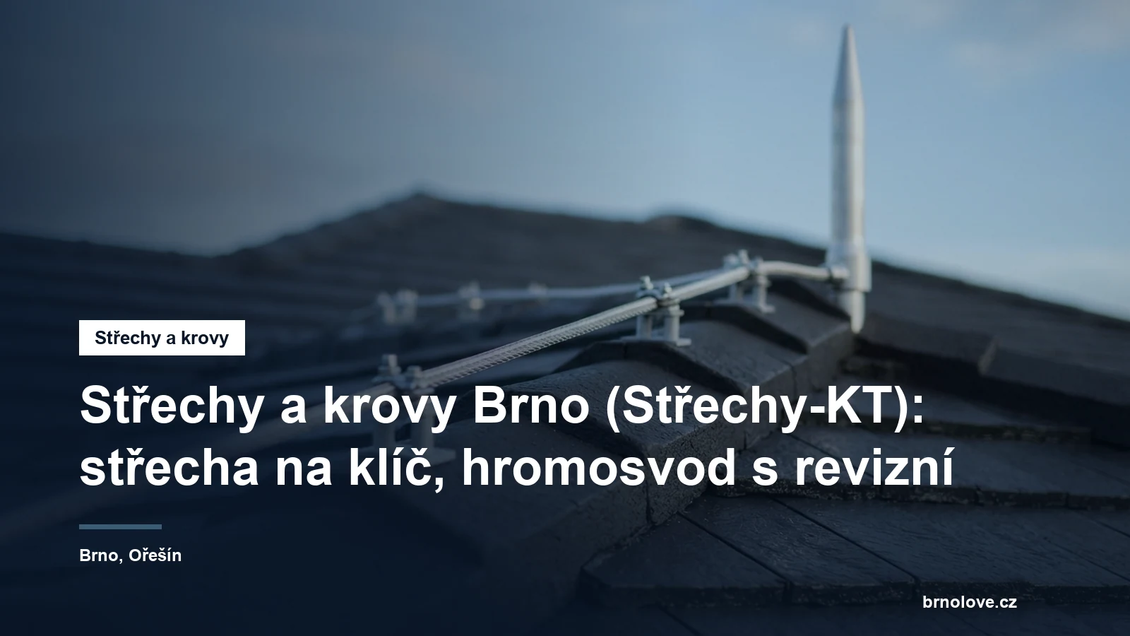 Hromosvodový drát se svorkou vedený po hřebeni nové střechy a stažený k jímací tyči, pod ním čerstvá krytina