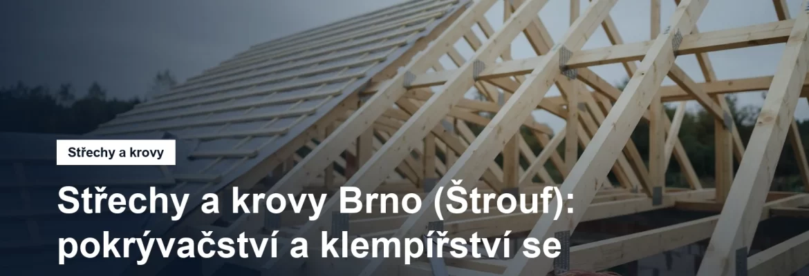 Nový dřevěný krov s pozednicí a krokvemi nad rozestavěným domem, na části už natažená podstřešní fólie a přibité latě