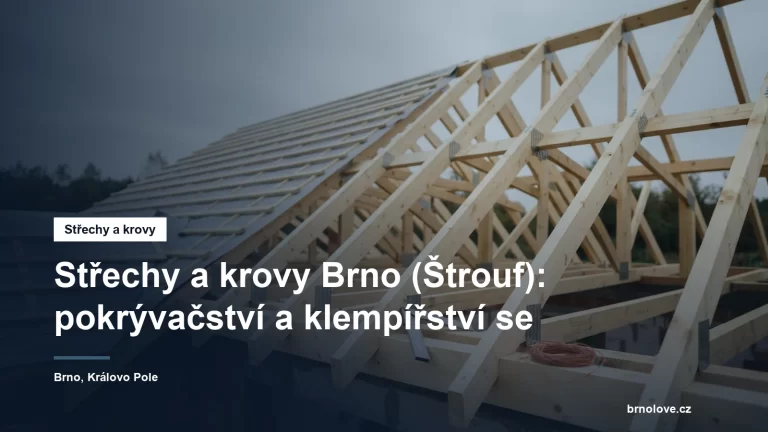Nový dřevěný krov s pozednicí a krokvemi nad rozestavěným domem, na části už natažená podstřešní fólie a přibité latě