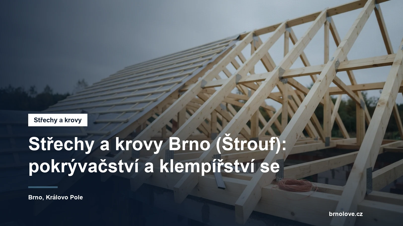Nový dřevěný krov s pozednicí a krokvemi nad rozestavěným domem, na části už natažená podstřešní fólie a přibité latě