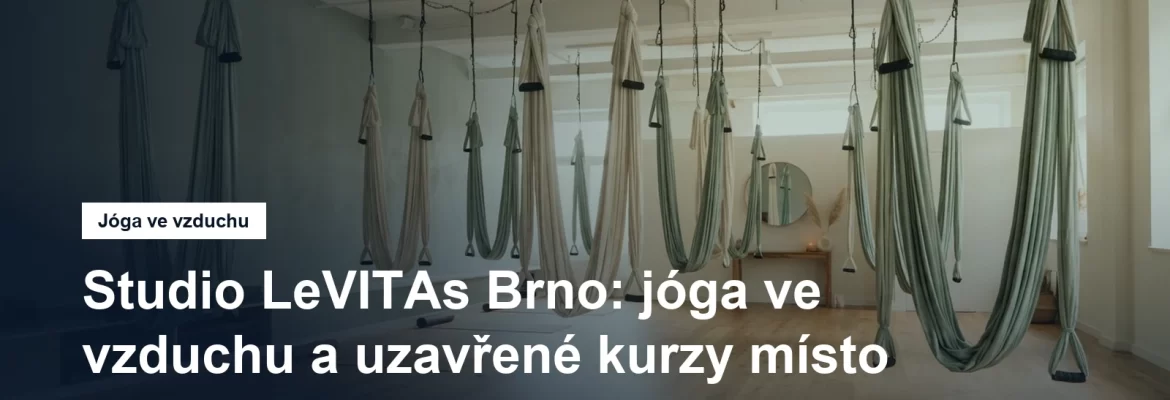 Jógové sítě zavěšené v prosvětleném sále s dřevěnou podlahou, bez lidí