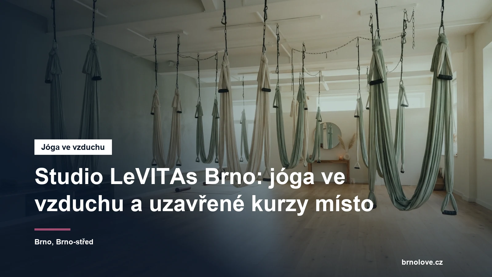 Jógové sítě zavěšené v prosvětleném sále s dřevěnou podlahou, bez lidí