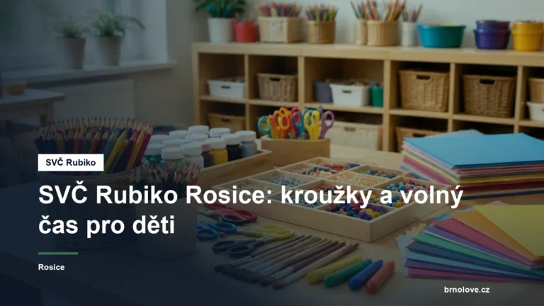 Výtvarné potřeby na stole v klubovně