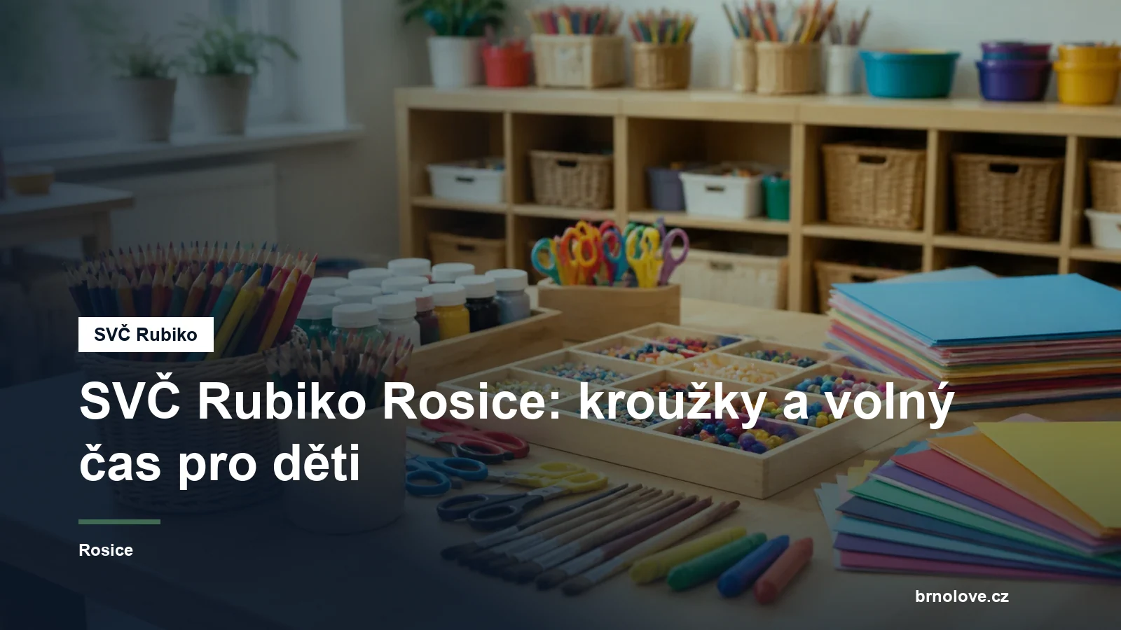 Výtvarné potřeby na stole v klubovně