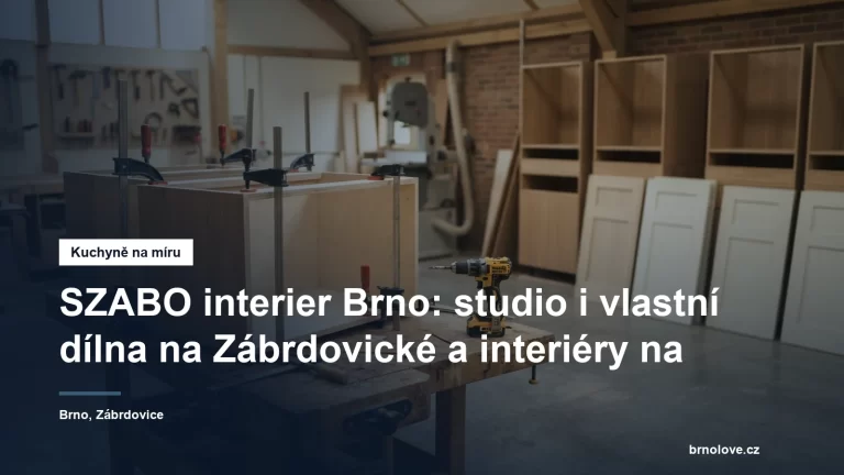 Rozpracovaná zakázková kuchyňská linka v truhlářské dílně, dýhované korpusy na montážním stole a hotová dvířka opřená o stěnu