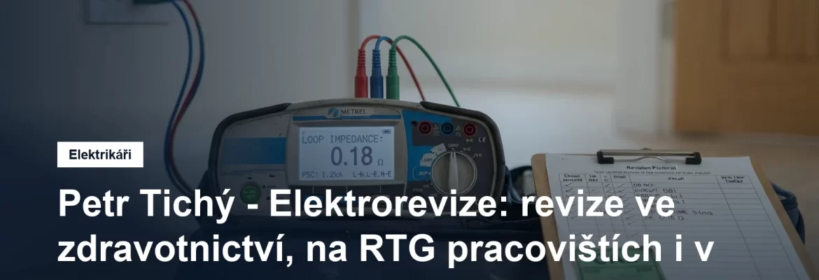 Revizní technik měří impedanci smyčky přístrojem připojeným k zásuvce při pravidelné revizi elektroinstalace