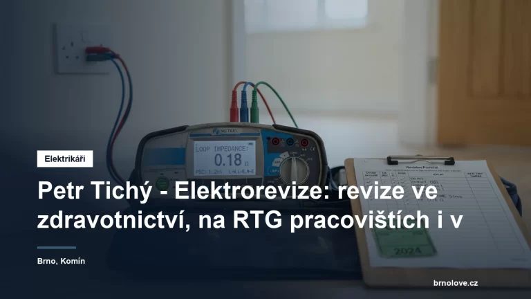 Revizní technik měří impedanci smyčky přístrojem připojeným k zásuvce při pravidelné revizi elektroinstalace