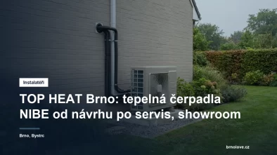 Venkovní jednotka tepelného čerpadla vzduch-voda u zdi rodinného domu