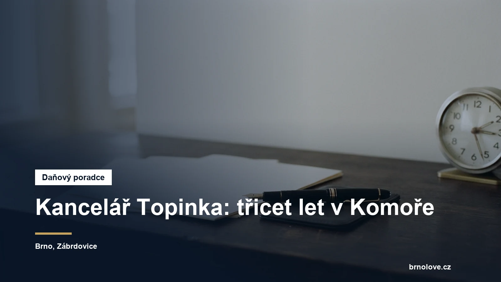 Formuláře daňového přiznání a pero na stole kanceláře