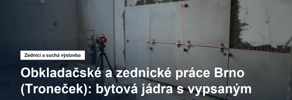 Obkládaná stěna koupelny s rozměřenou spárou, na podlaze nivelační křížky, zubová stěrka a čárový laser na stativu