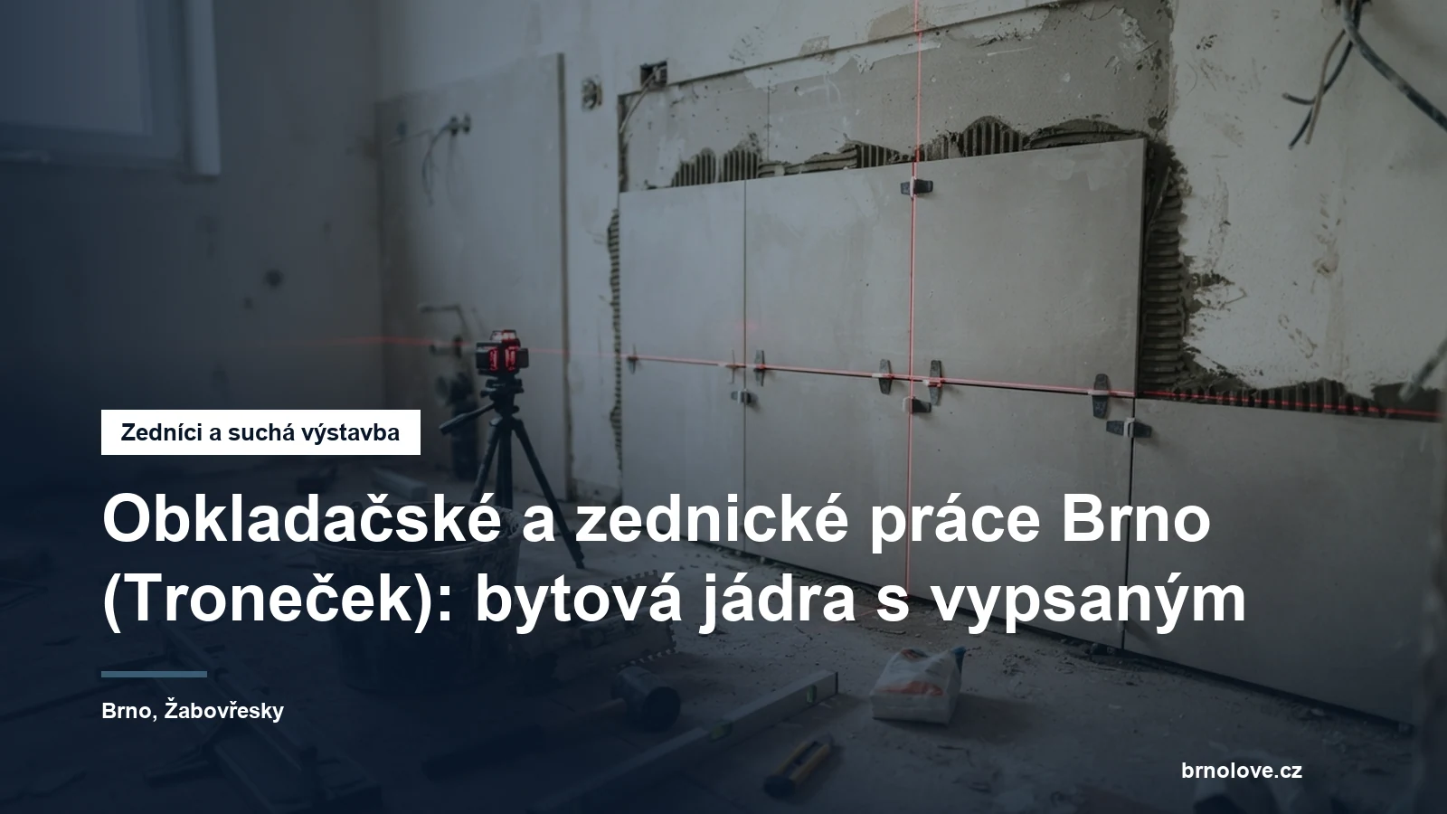 Obkládaná stěna koupelny s rozměřenou spárou, na podlaze nivelační křížky, zubová stěrka a čárový laser na stativu
