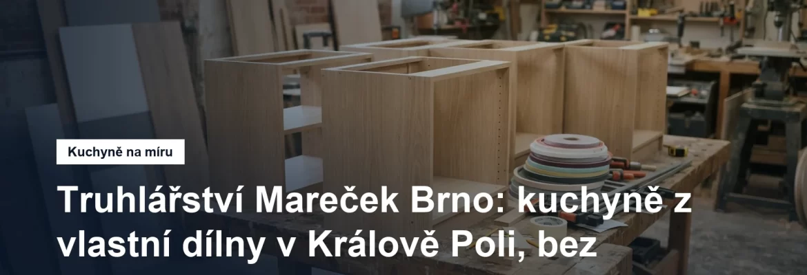 Rozpracované korpusy kuchyňských skříněk sestavené na ponku ve stolařské dílně, vedle nich svěrky a role hran