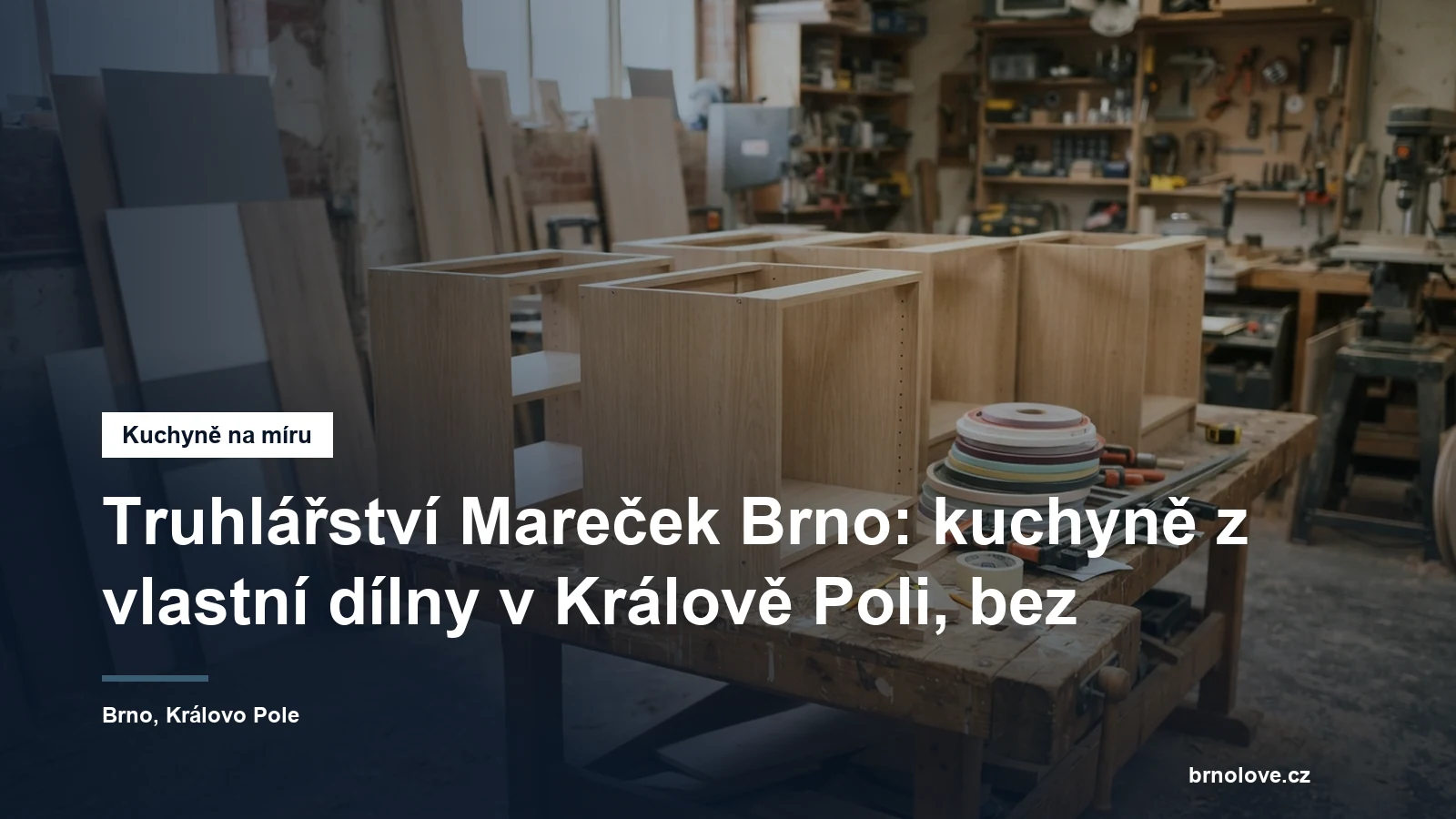 Rozpracované korpusy kuchyňských skříněk sestavené na ponku ve stolařské dílně, vedle nich svěrky a role hran
